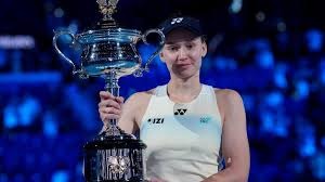 有伤风化🫣！湖人场边的美女观众对着镜头秀美腿并不断抚摸自己